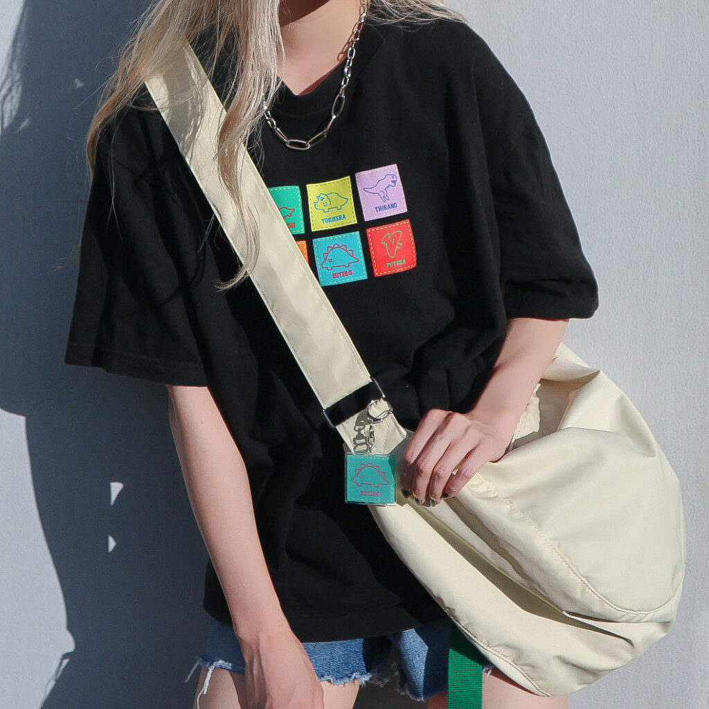 かおどこだいなそーパッチ風グリーンTシャツ＿KAODOKODINOSAUR patchwork Black T shirt